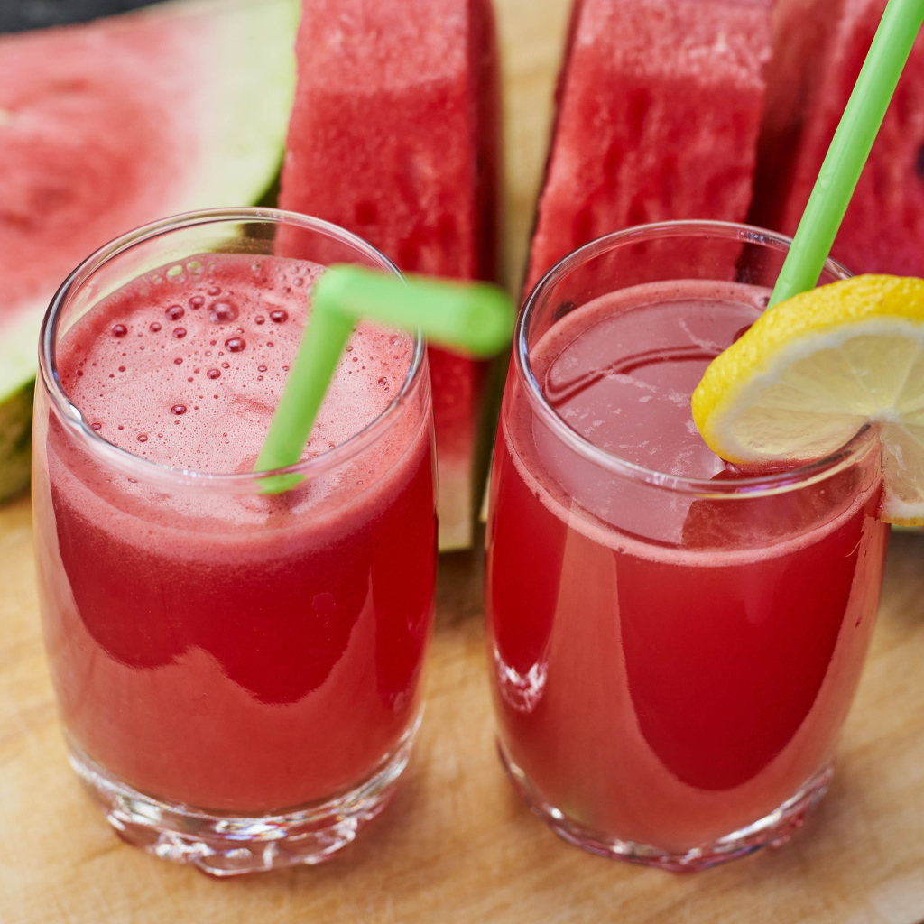 Свежий арбузный сок в стаканах на столе