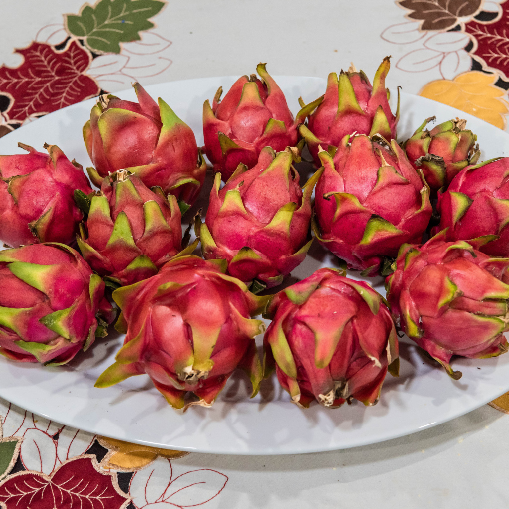 Фрукты питая на белой тарелке на столе