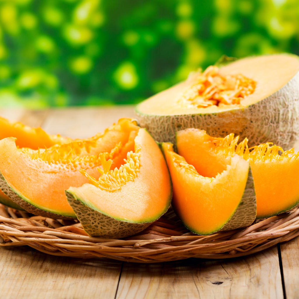 Сочная желтая дыня на столе 