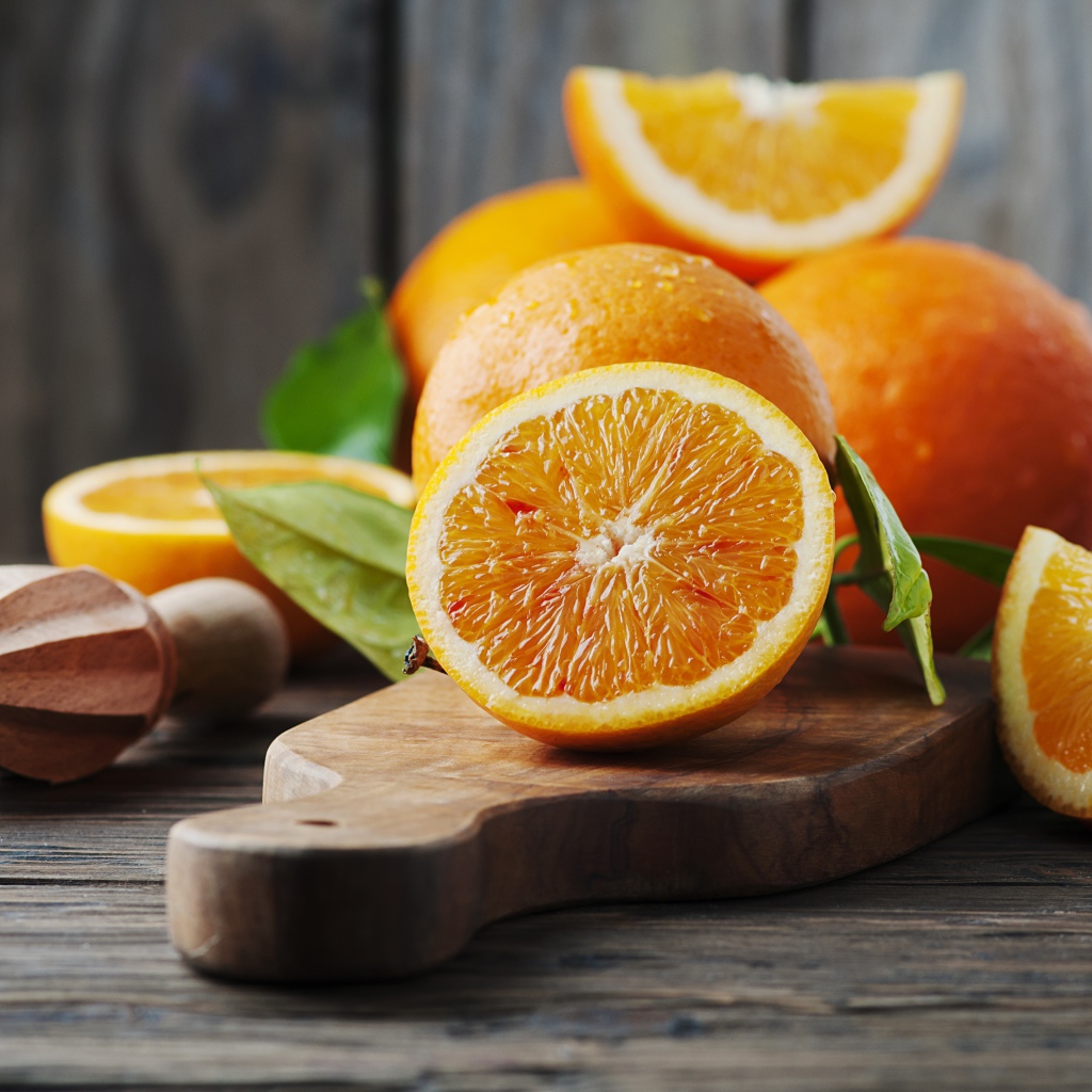 Большие спелые апельсины на доске 