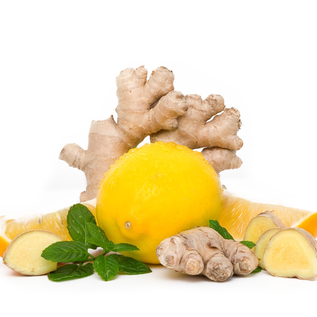 Лимон с корнем имбиря и мятой на белом фоне