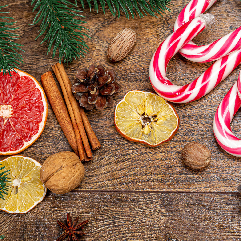 Леденцы на столе с орехами, корицей и апельсинами