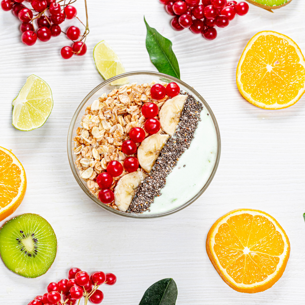 Мюсли на столе с калиной и цитрусовыми фруктами