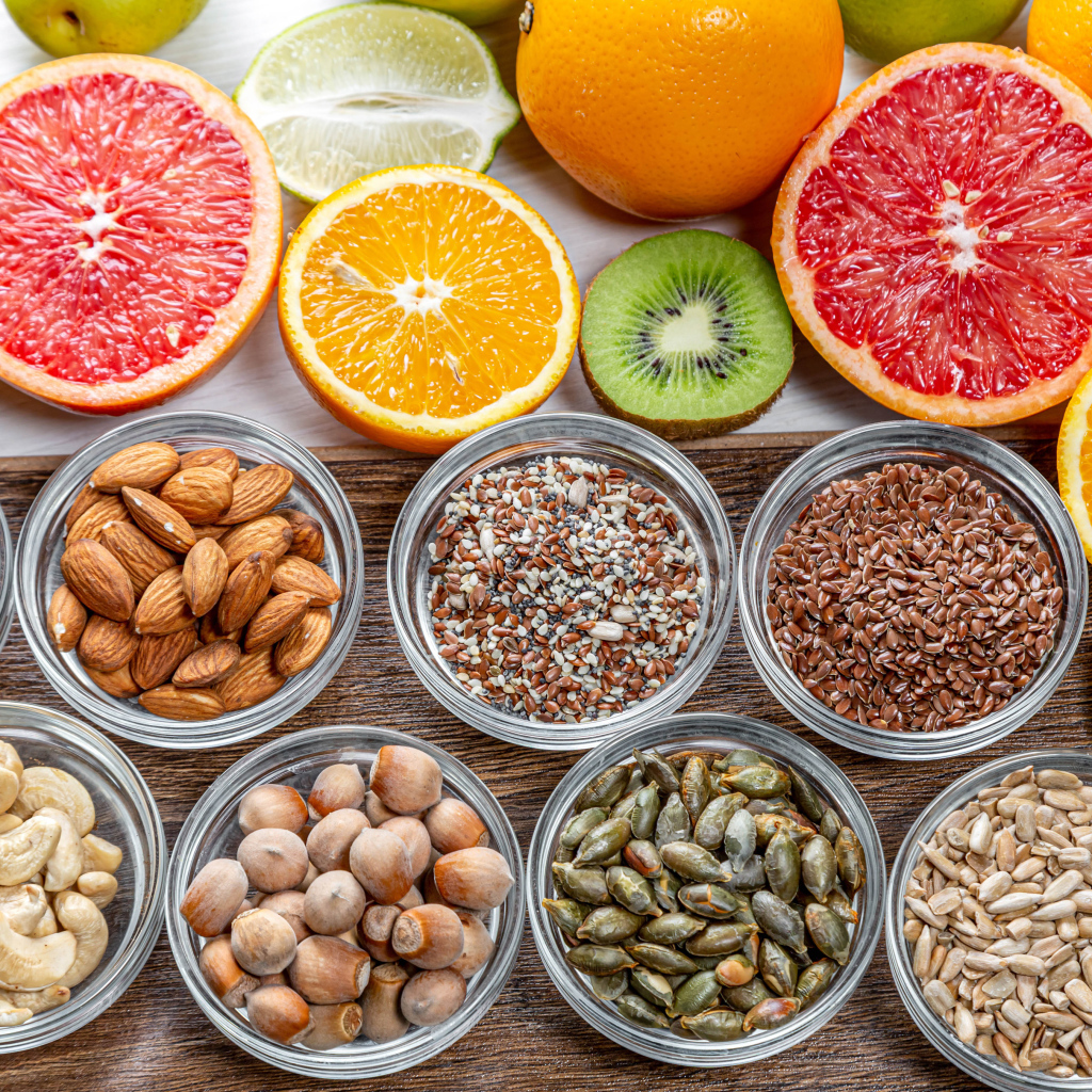 Орехи, зерна и цитрусовые фрукты на столе