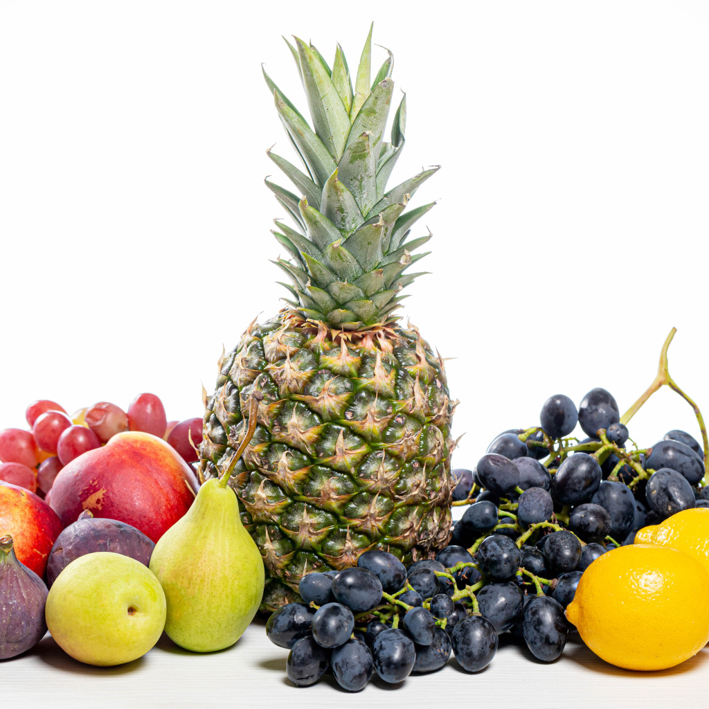 Ананас, виноград, инжир, лимон, нектарин и груши на белом фоне
