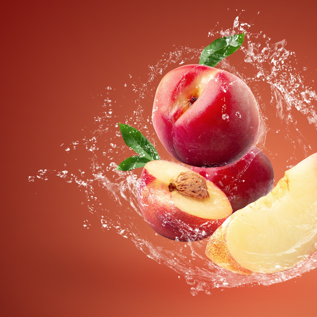 Красные плоды нектарина в воде на коричневом фоне