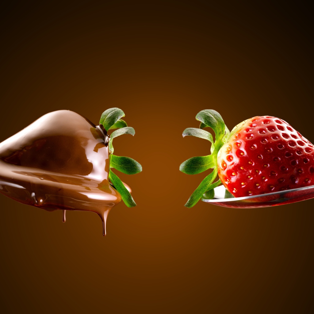 Красная клубника и в шоколаде на ложках 