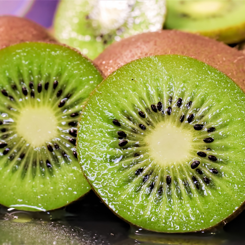 Спелые сочные кусочки киви 