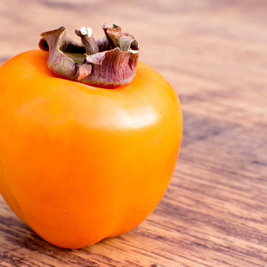 Спелая сочная хурма на столе 