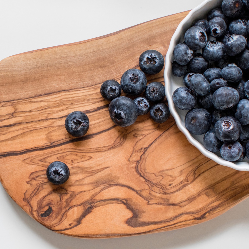 Спелые крупные ягоды черники на доске