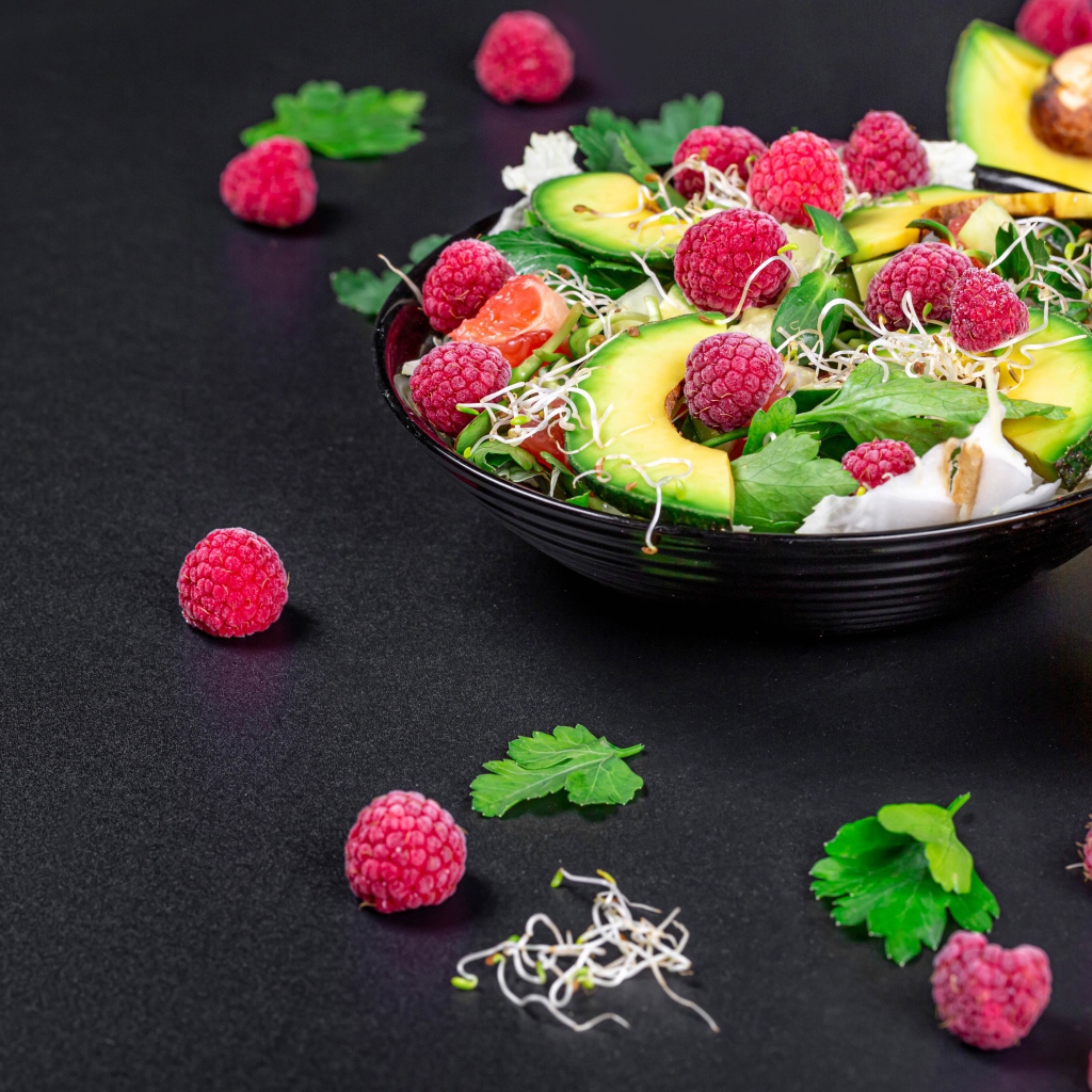 Салат из зелени, проросших зерен, малины и авокадо 