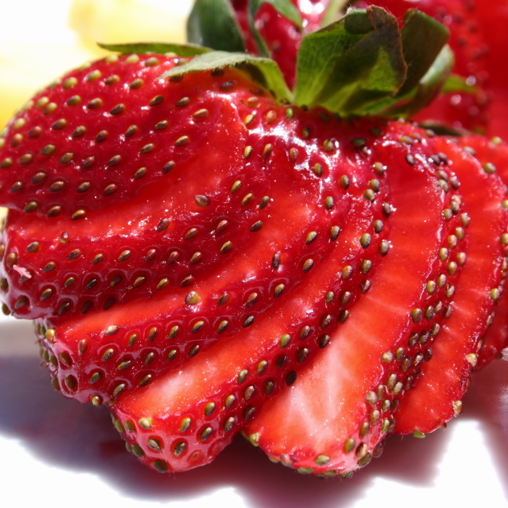 Нарезанная ягода спелой красной клубники 