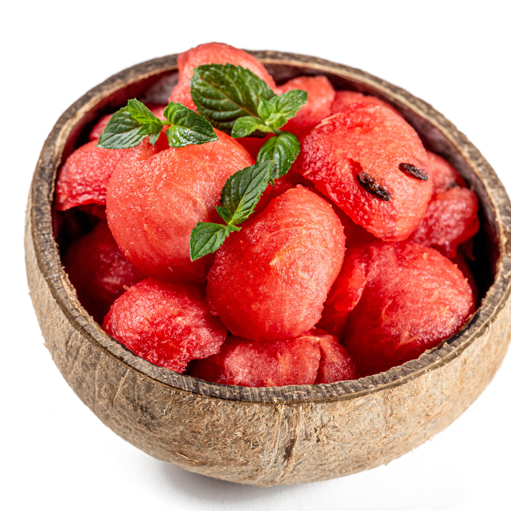 Сладкая мякоть арбуза в миске на белом фоне