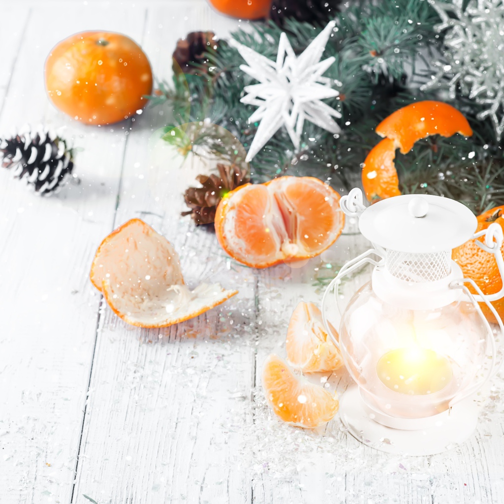 Мандарины и еловая ветка на столе с лампой