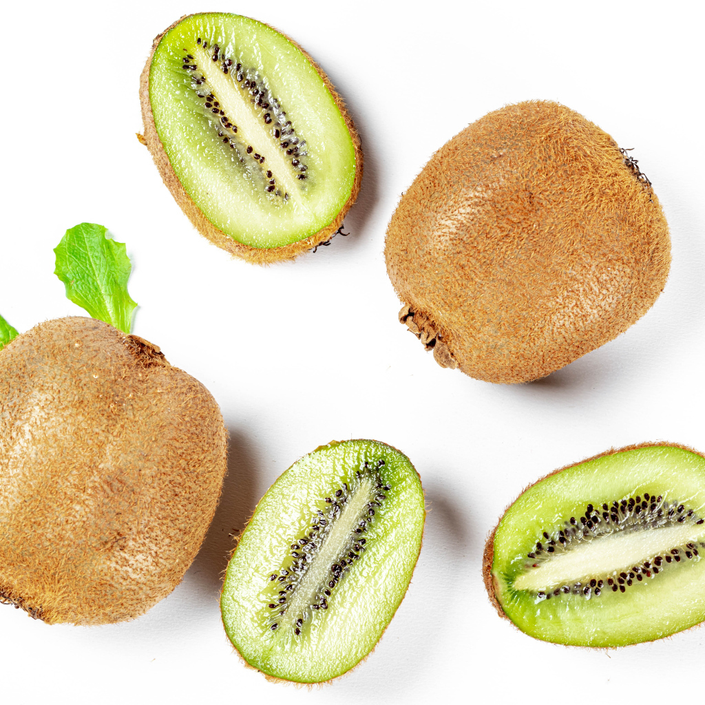 Вкусное киви на белом фоне