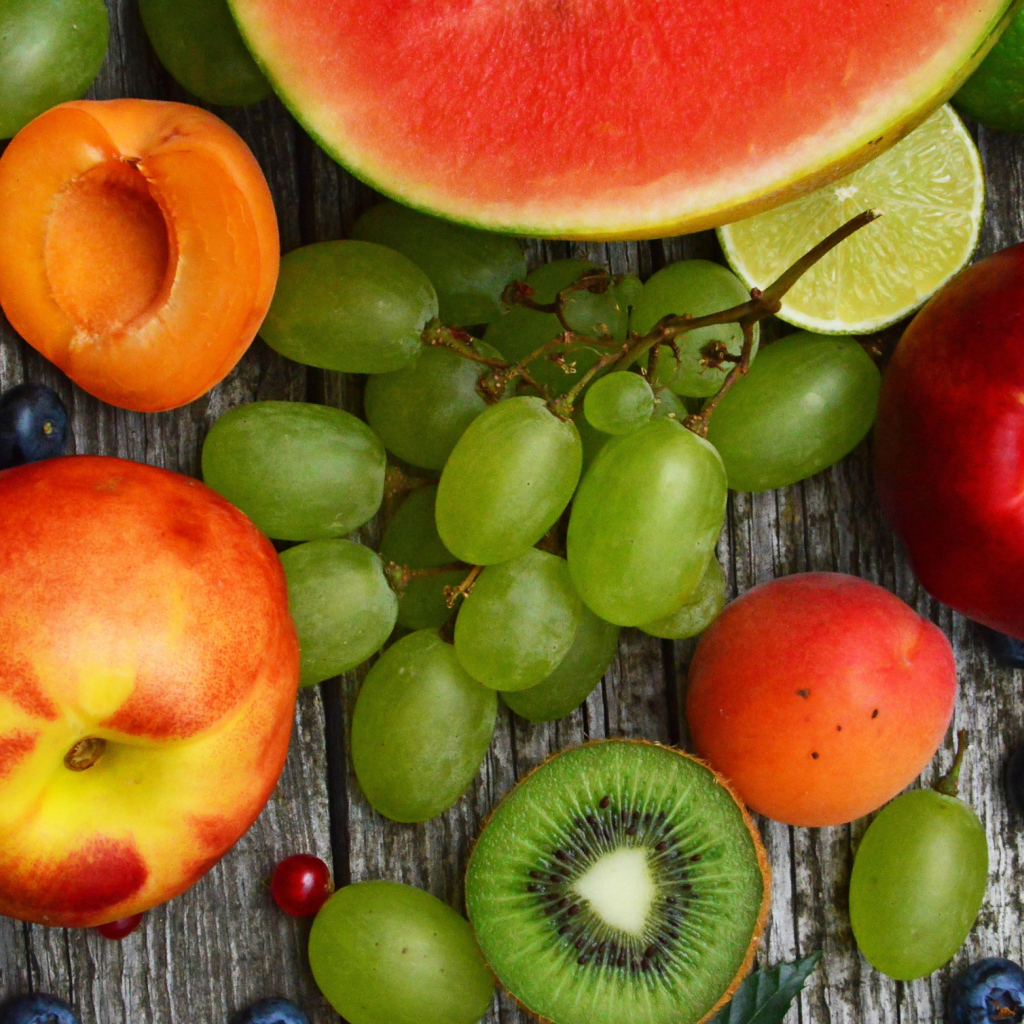 Вкусные спелые фрукты и ягоды на столе