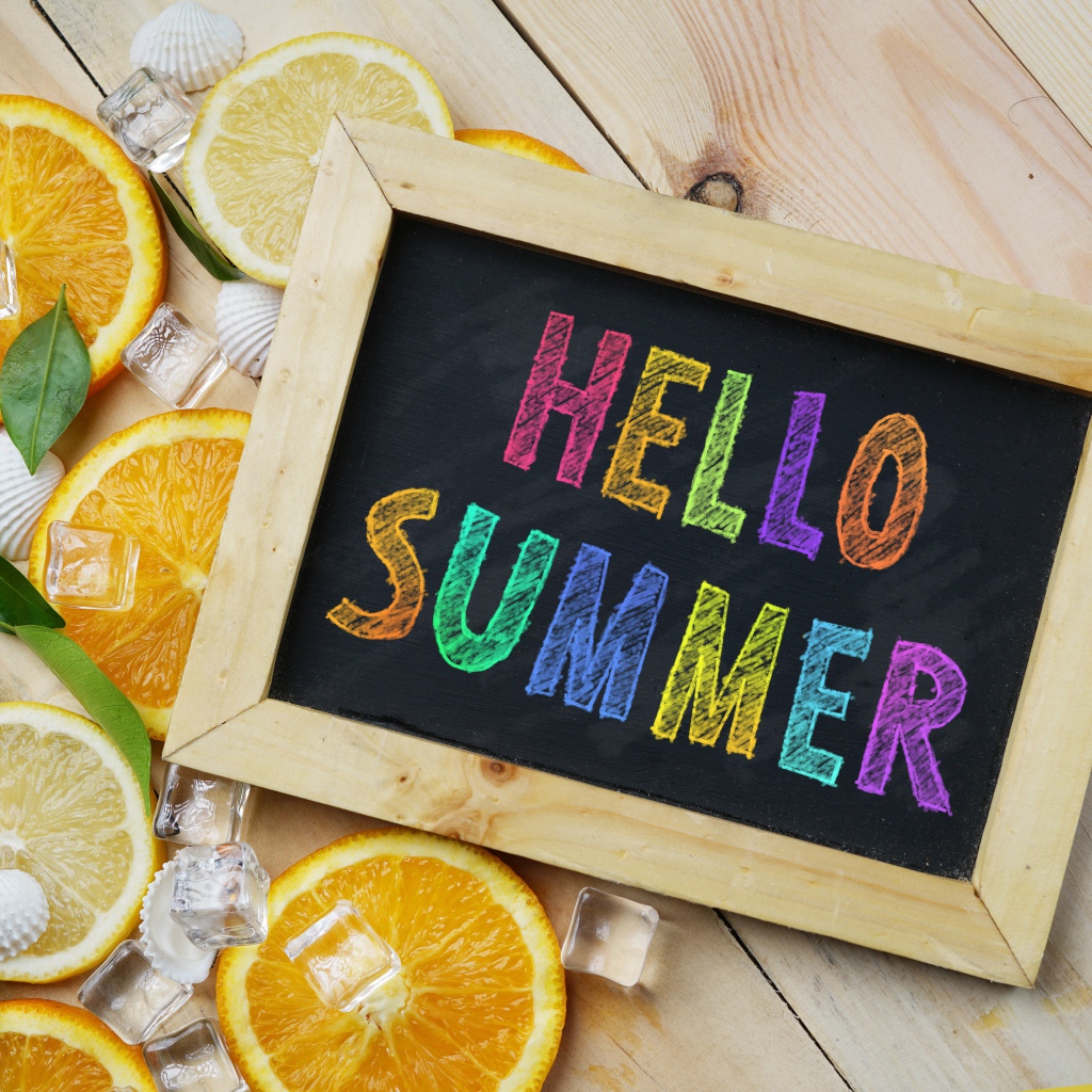 Надпись привет лето на столе с кусочками лимона и апельсина со льдом