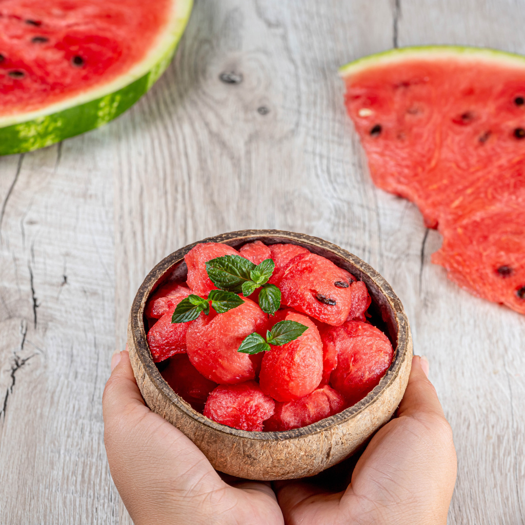 Мякоть арбуза в миске в руках