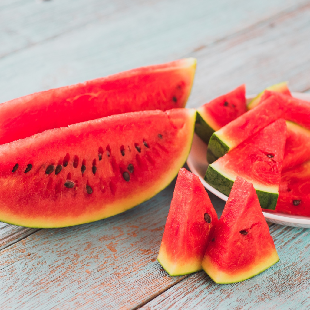 Арбуз нарезан кусками на столе 