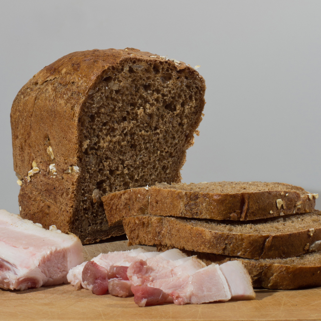 Черный хлеб на столе с нарезанным салом