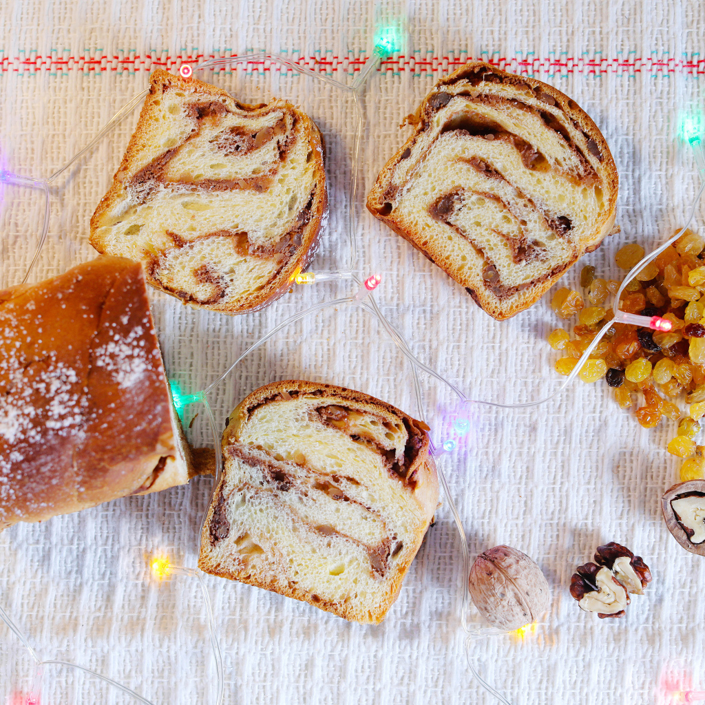 Кекс с изюмом на столе с гирляндой 