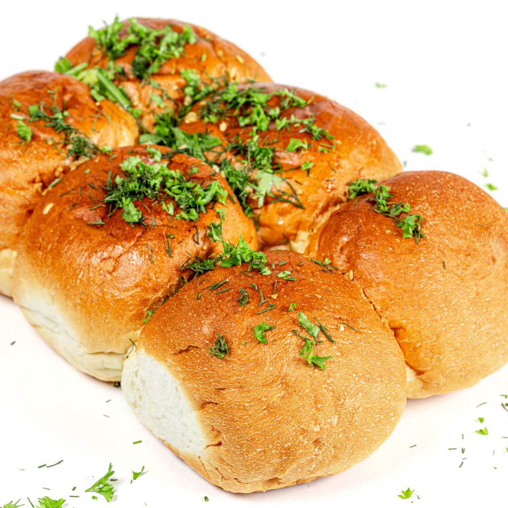 Чесночные булочки с зеленью на белом фоне