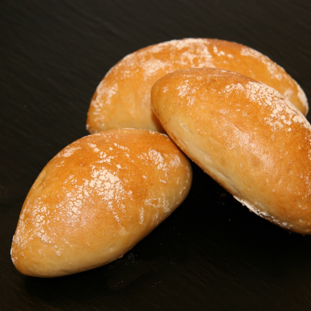 Три свежие булочки на столе 