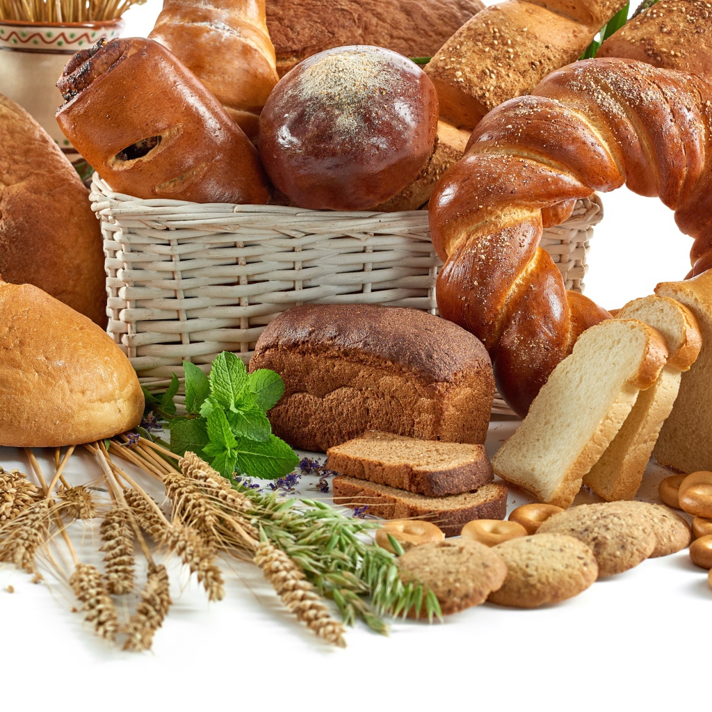 Различная вкусная ароматная свежая выпечка на белом фоне