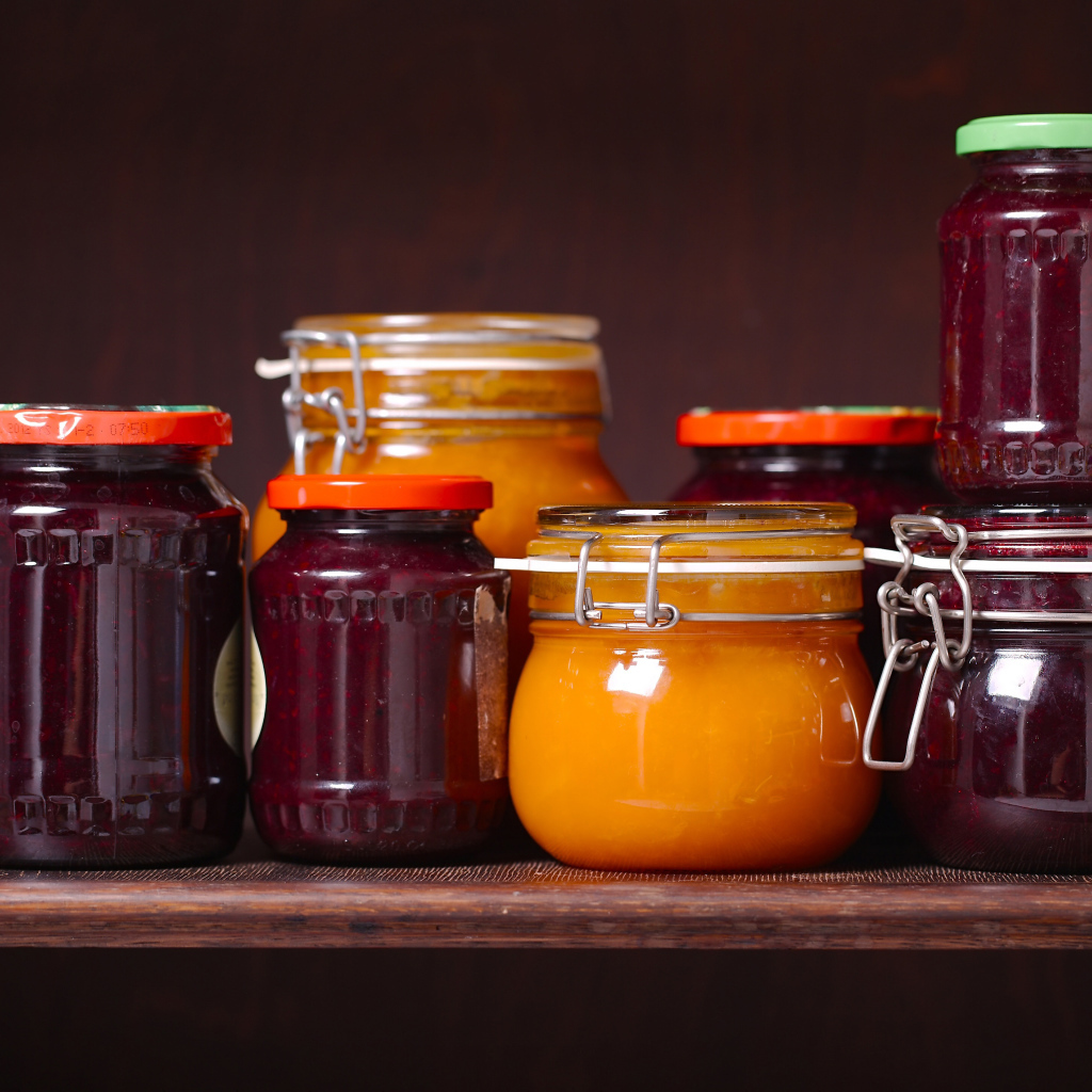 Много заготовок джема на зиму на столе 
