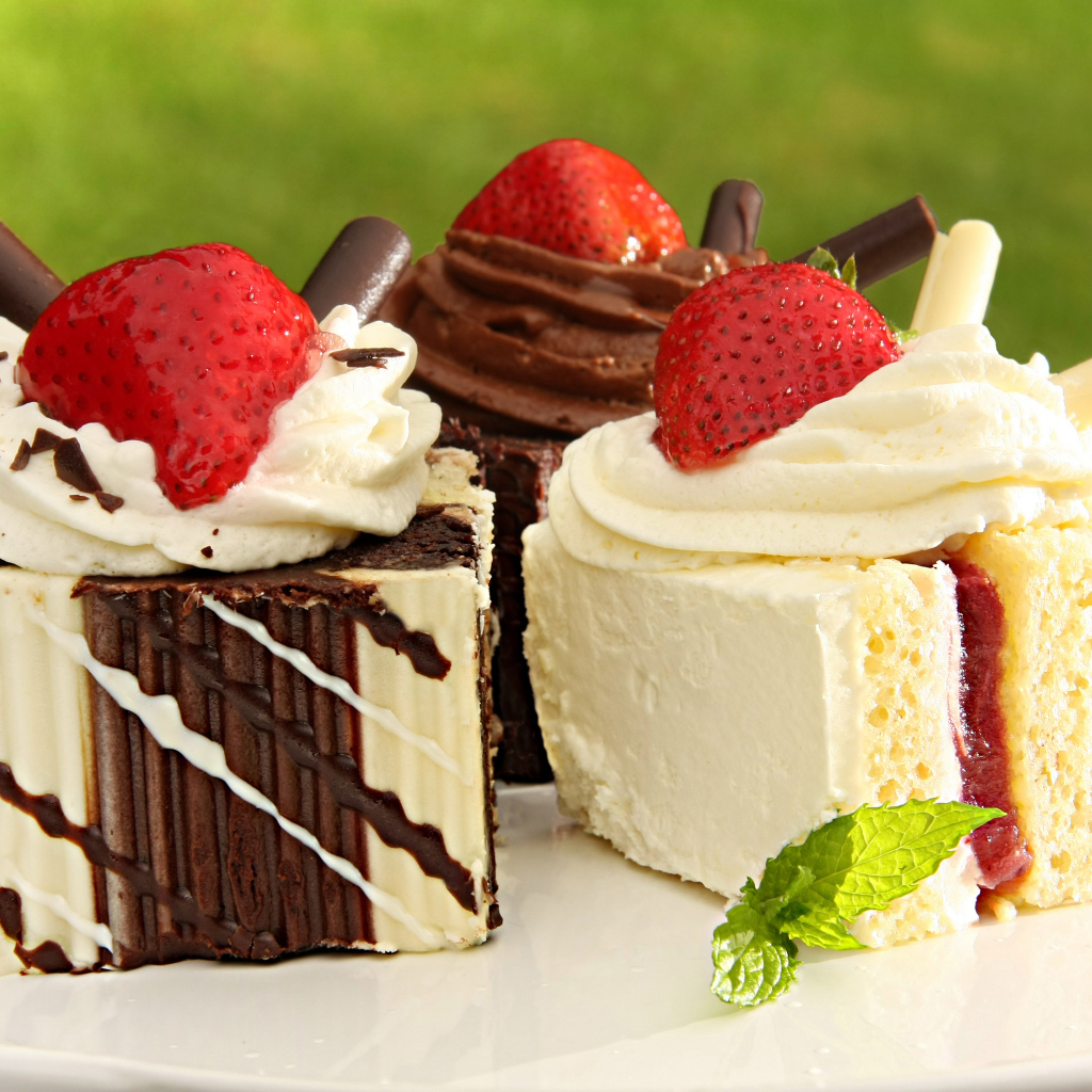 Аппетитные пирожные с кремом и клубникой 