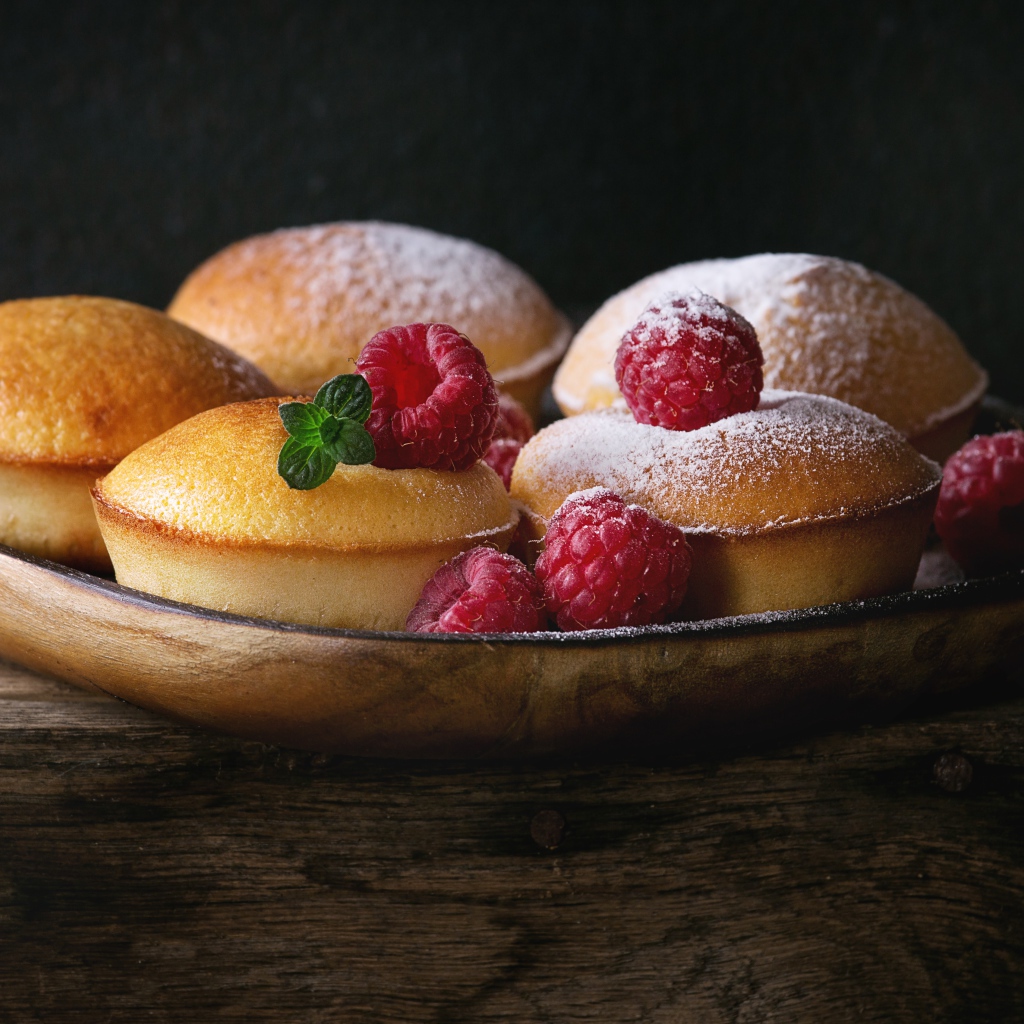 Аппетитные кексы с ягодами малины и сахарной пудрой 