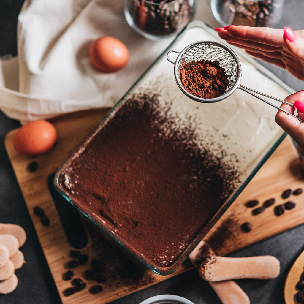 Аппетитный десерт посыпан какао 