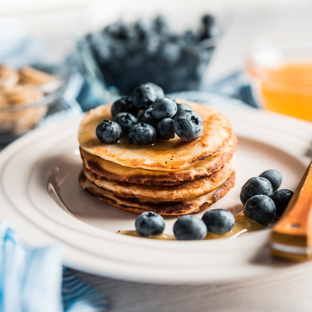 Аппетитные румяные оладьи с медом и ягодами черники