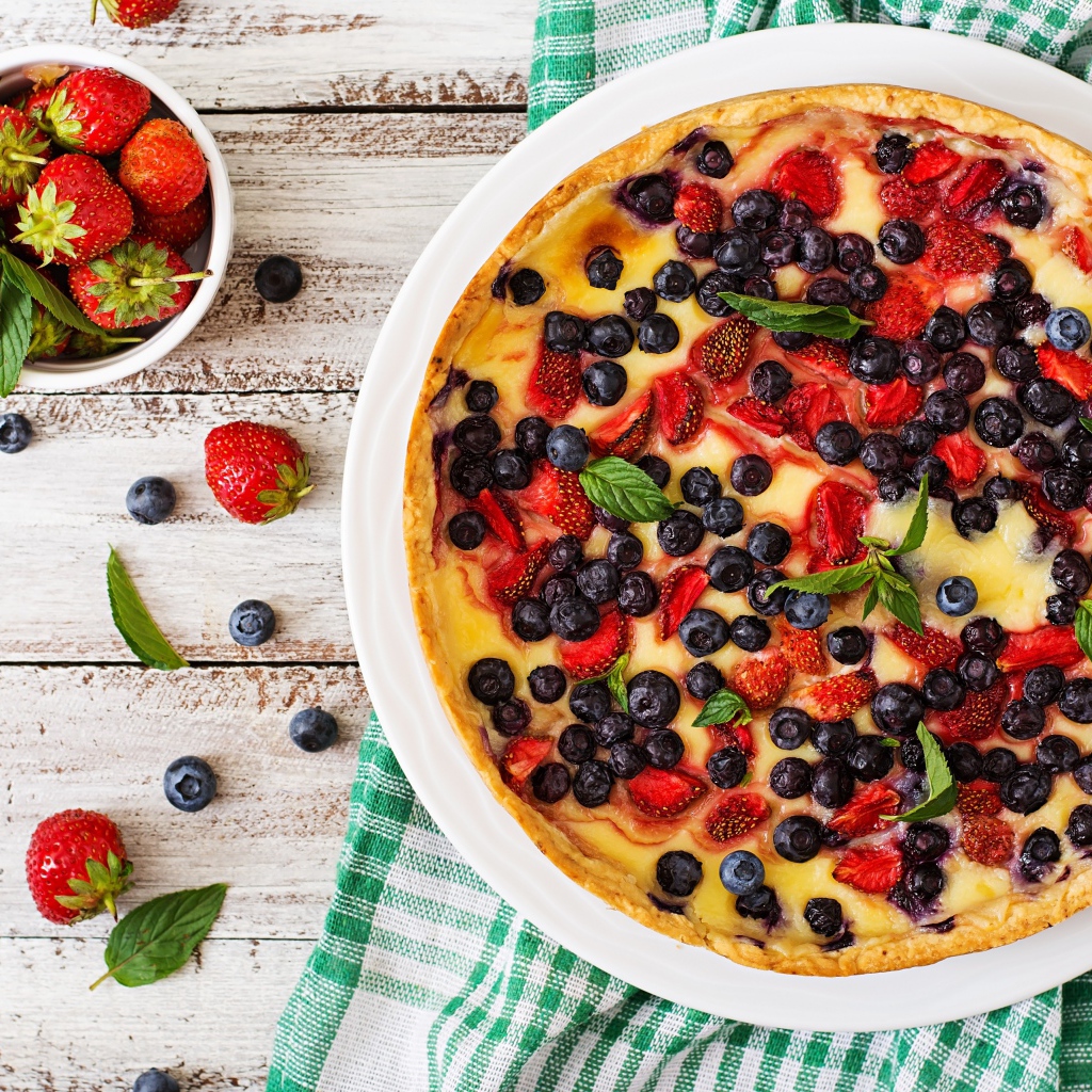 Аппетитный песочный пирог с ягодами клубники и черники 