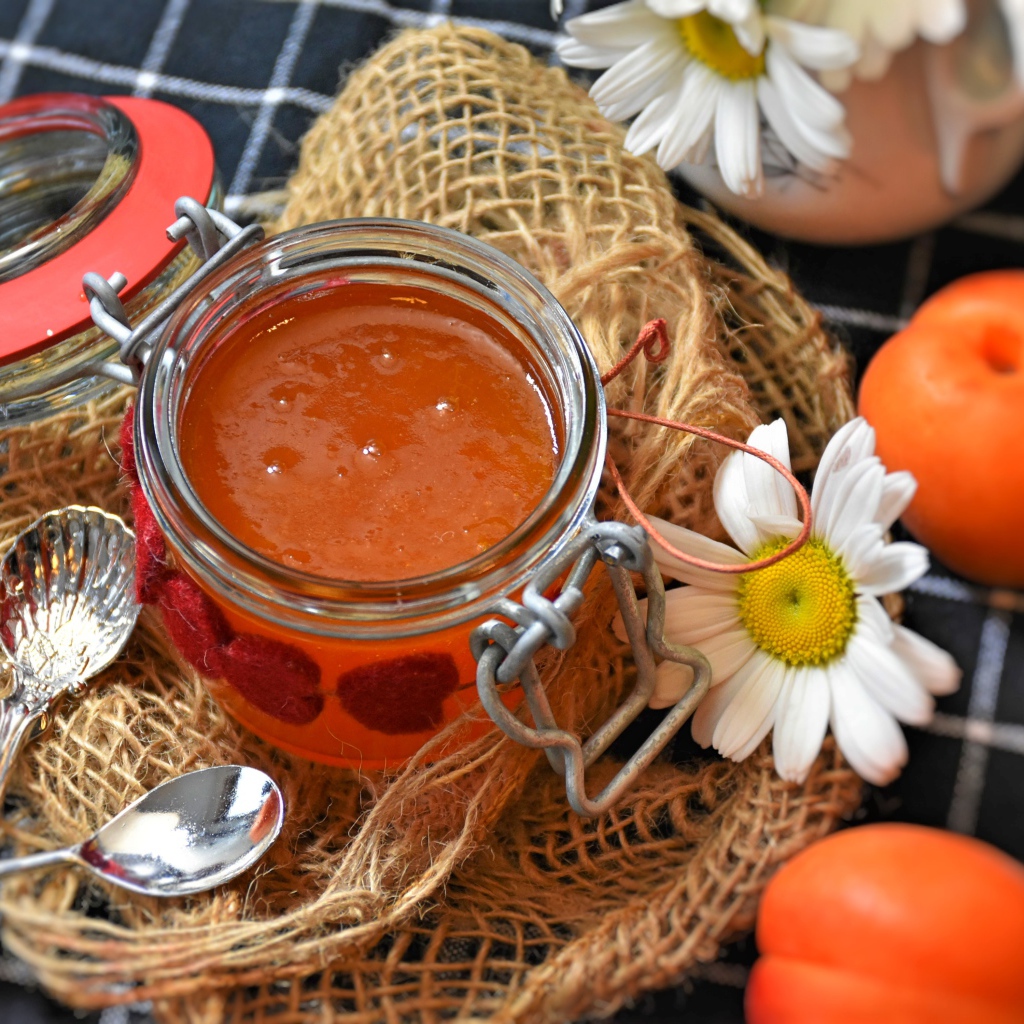 Абрикосовый джем на столе с ромашками
