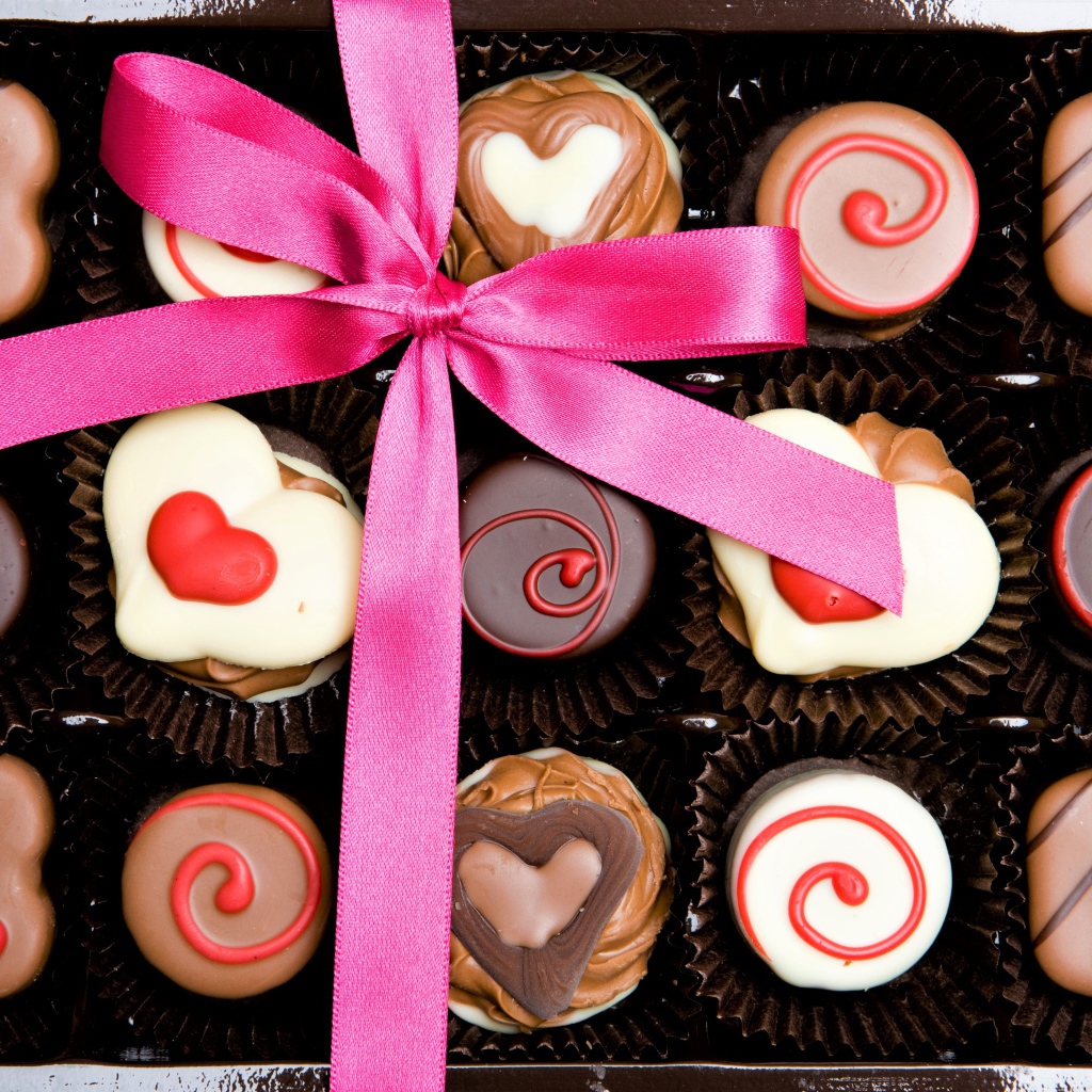 Конфеты ассорти в коробке с бантом
