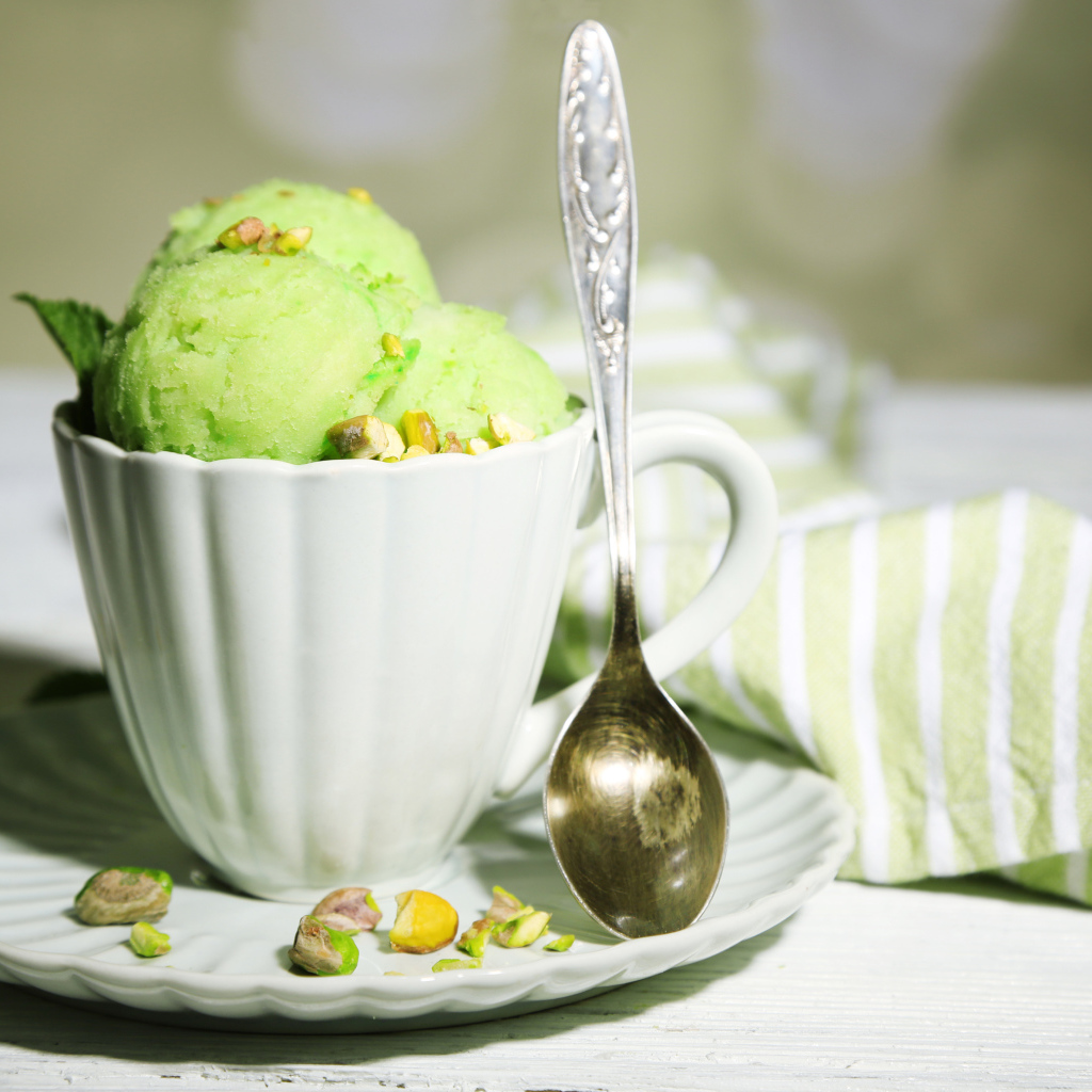 Шарики фисташкового мороженого в чашке