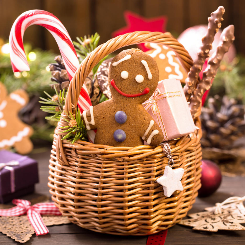 Красивое рождественское печенье в корзине со сладостями