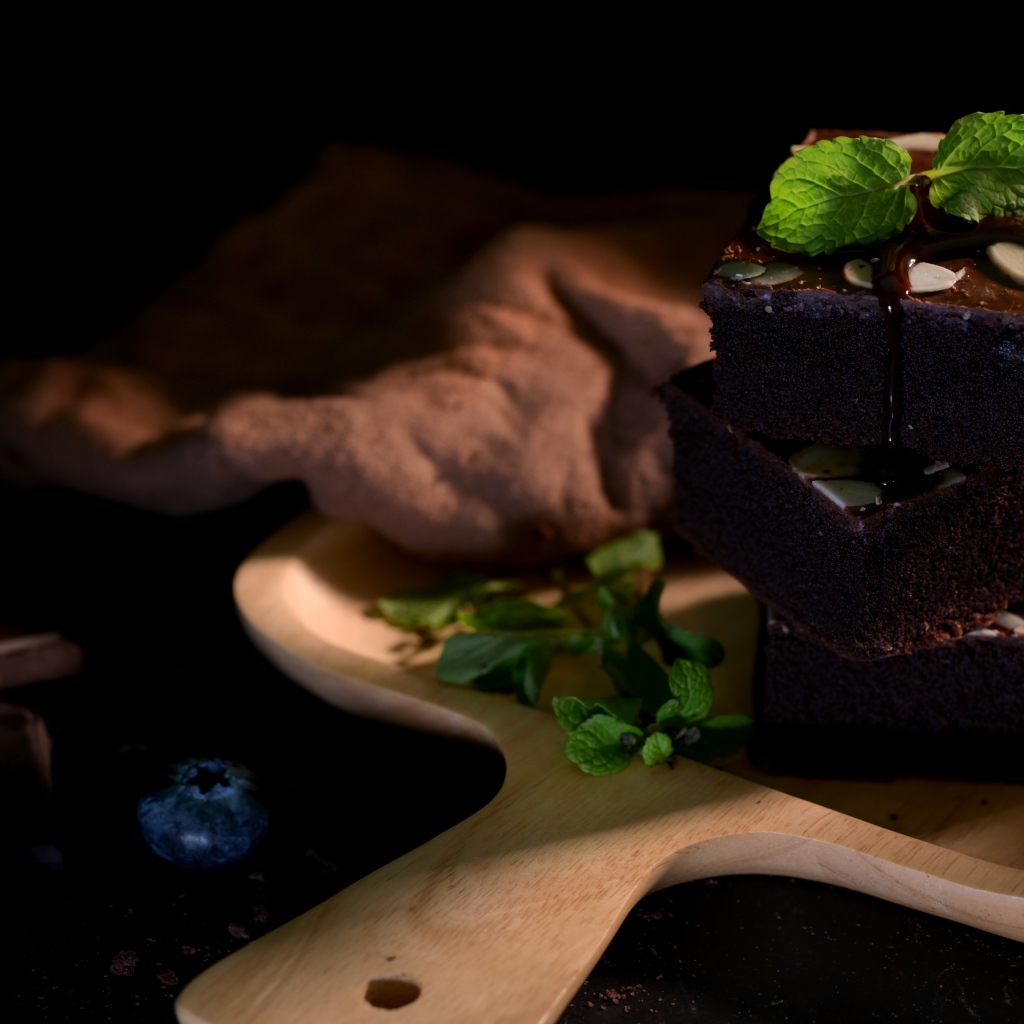 Шоколадный десерт брауни на доске с ягодам черники 