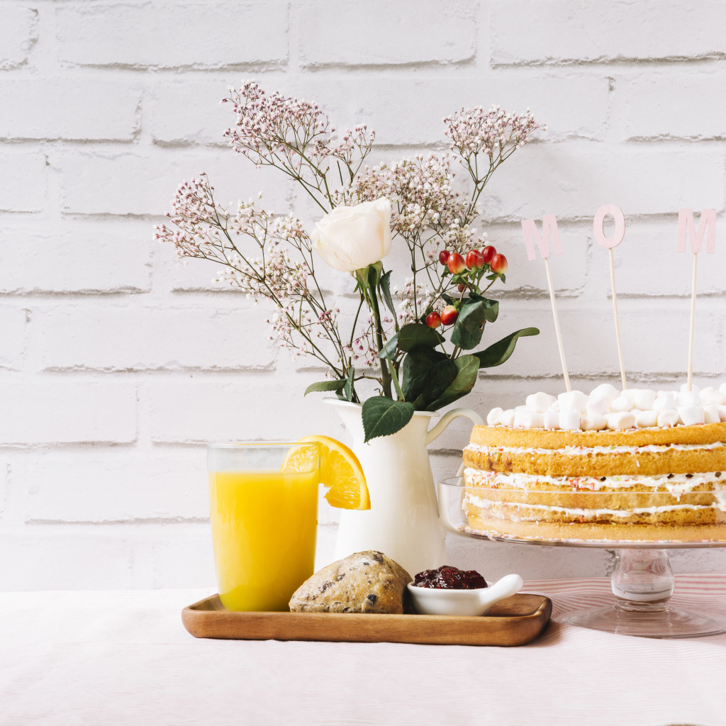 Торт с цветами кексом и соком для мамы