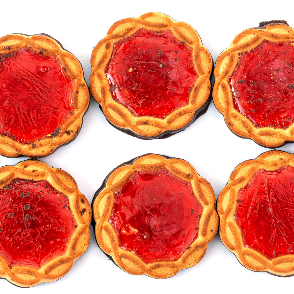 Пирожное с джемом на белом фоне