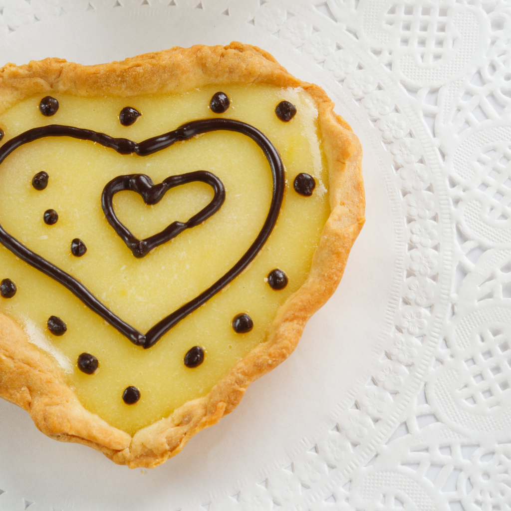 Пирожное с лимонным кремом и шоколадом на столе 