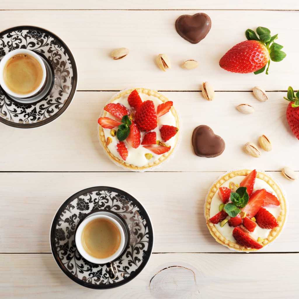 Пирожные с клубникой на столе с кофе