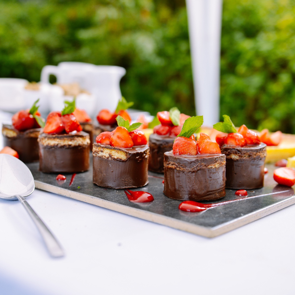 Шоколадное пирожное с ягодами клубники на столе