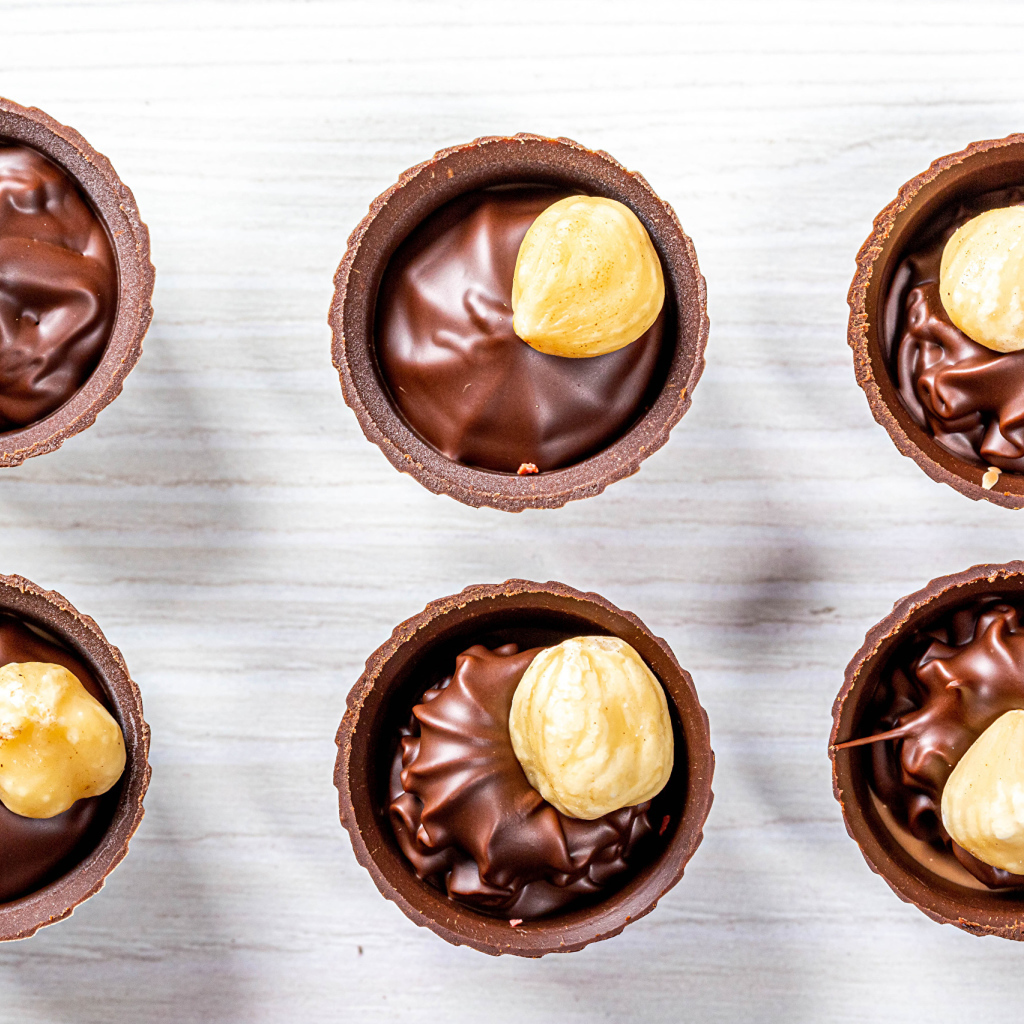 Шоколадные конфеты с фундуком на столе