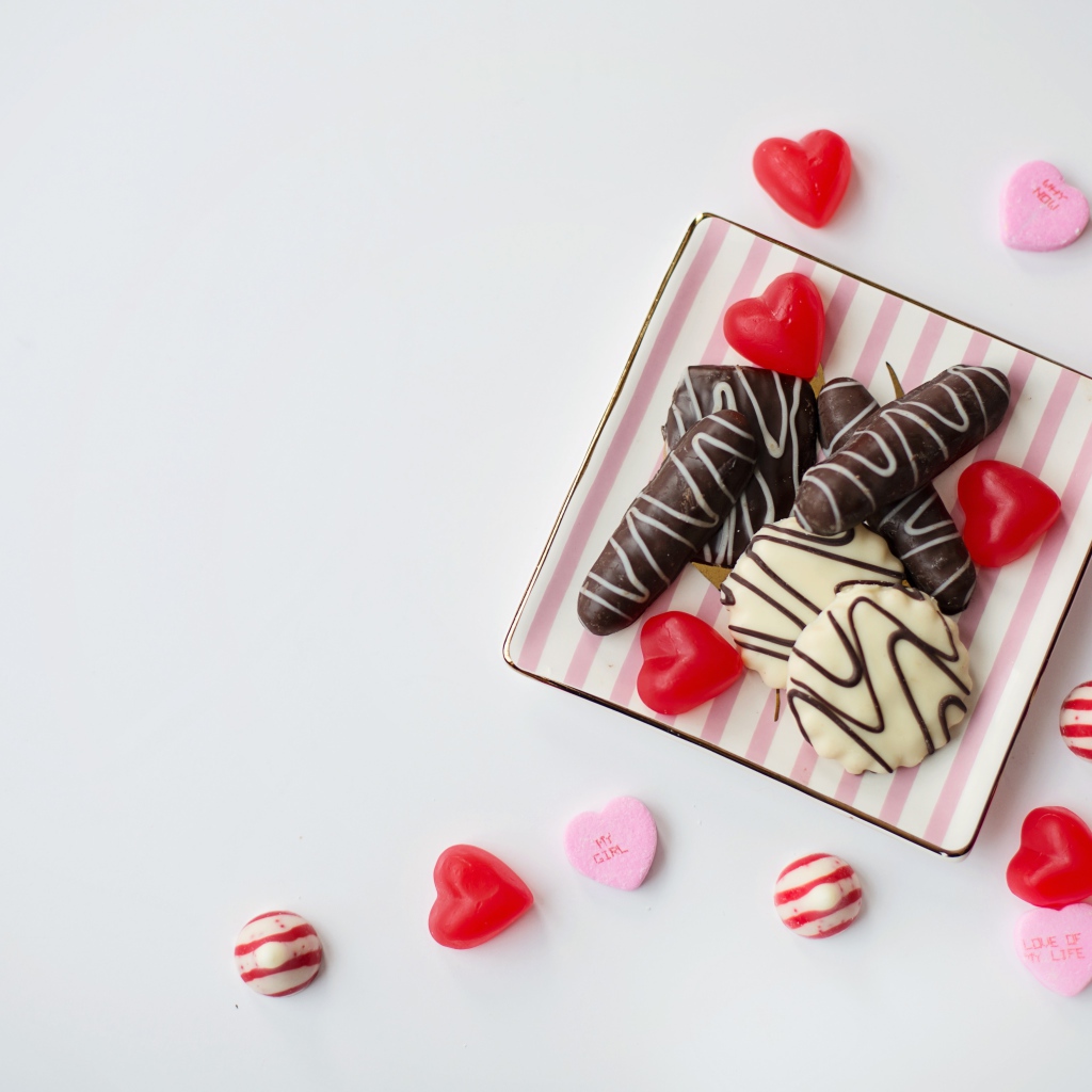 Печенье в шоколаде на сером фоне с мармеладом 