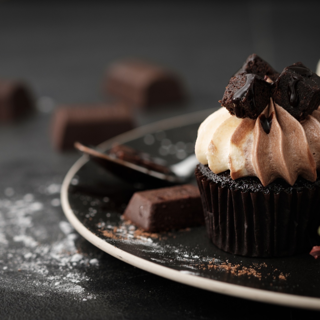 Шоколадный крем с кремом на тарелке с виноградом