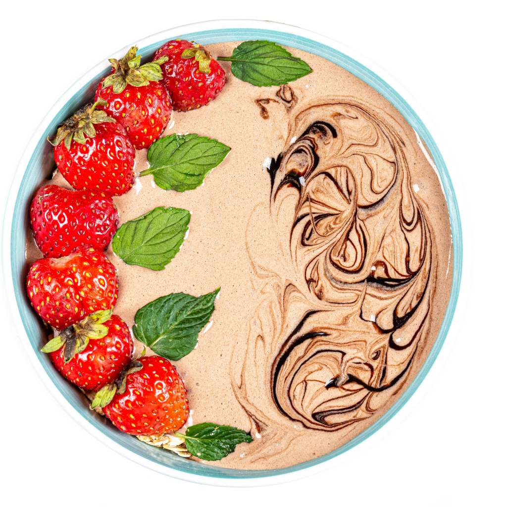 Шоколадный десерт с ягодами клубники на белом фоне