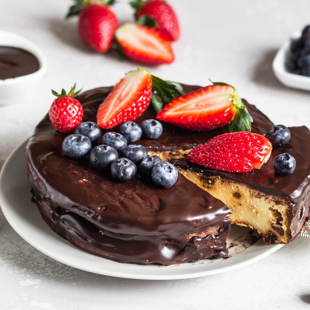 Пирог в шоколаде с ягодами черники и клубники 