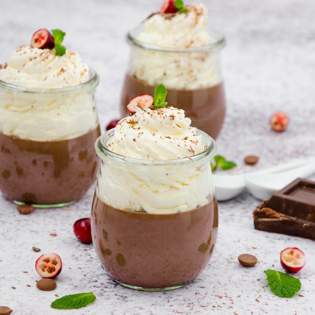 Шоколад со сливками в баночках на столе 